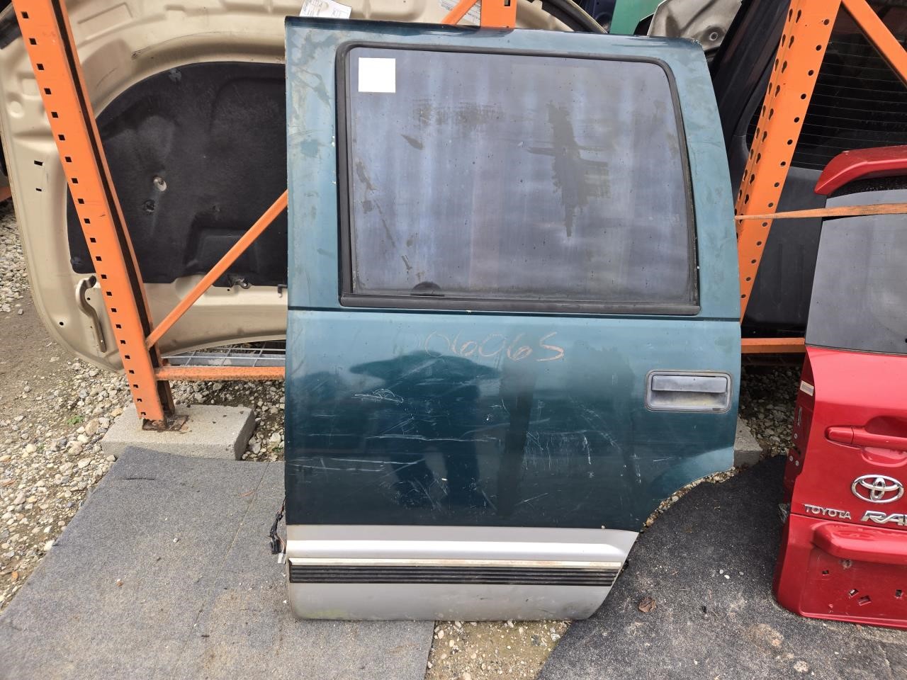 1996 GMC YUKON  99 Exc. Denali; Electric W/privacy Tint Glass L. Door Assembly Rear Side