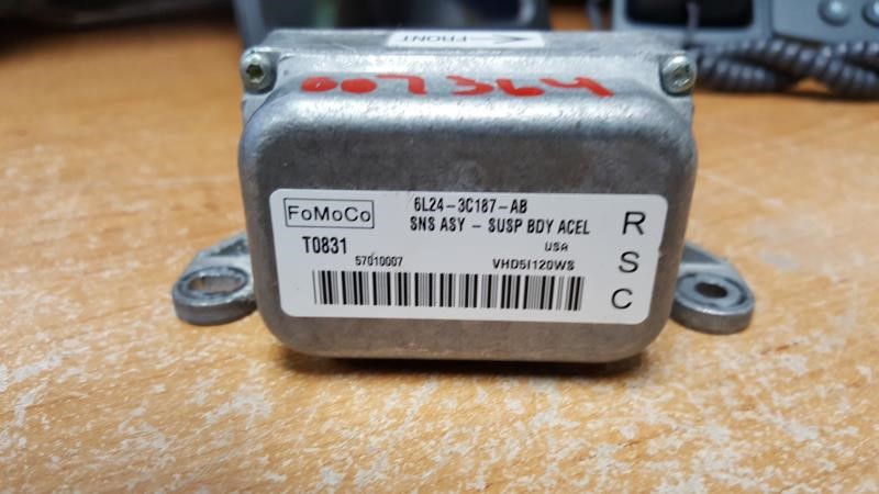 2006 MERCURY MOUNTAINEER  07 Stability Control; (under Center Console) Thru 12/03/06 Chassis Control Module