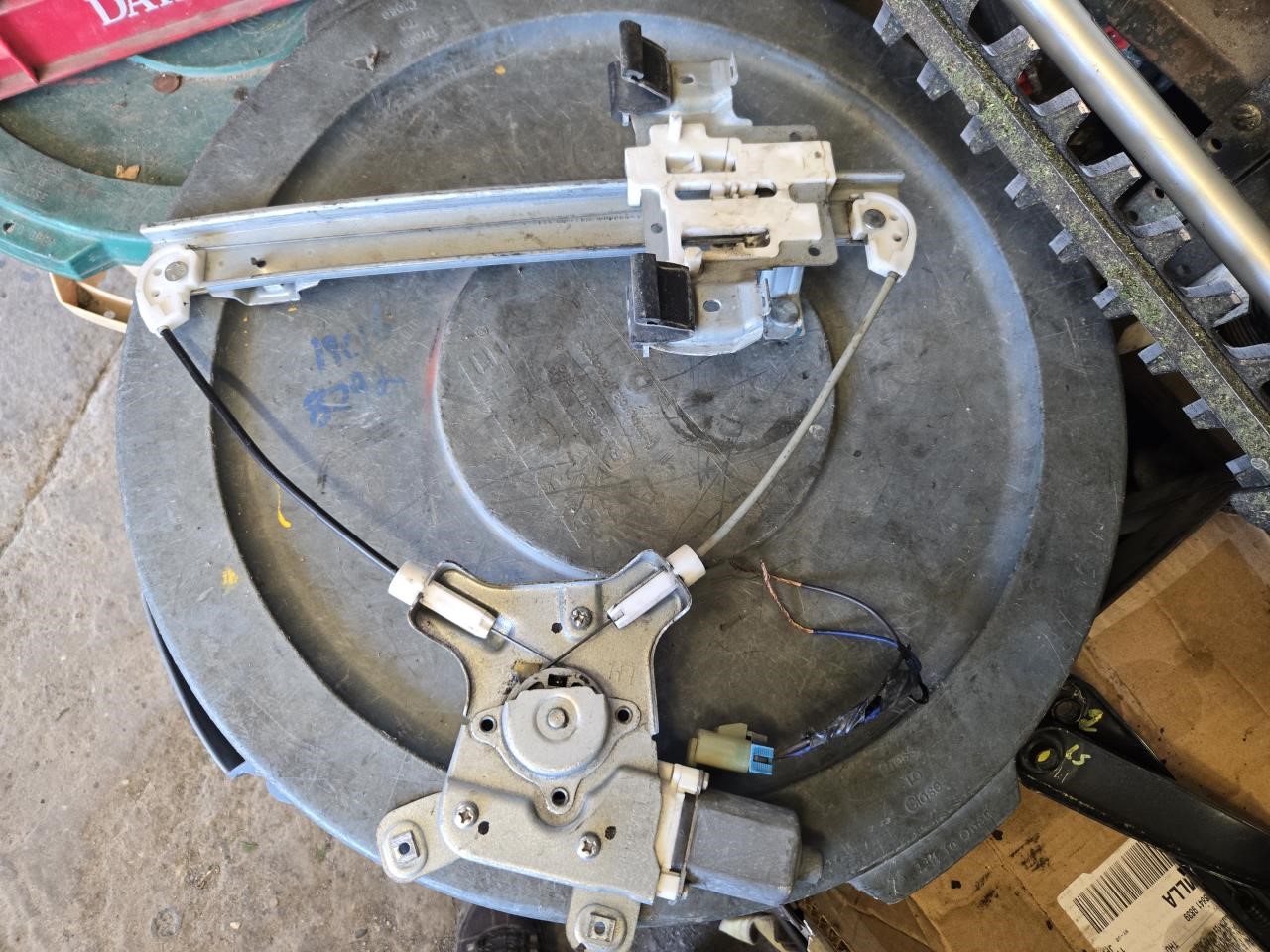 2008 CHEVROLET TAHOE  08-14 L. Door Window Regulator Rear