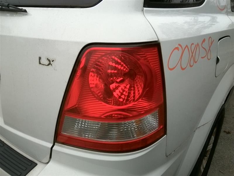 2004 KIA SORENTO  03-06 R. Taillight