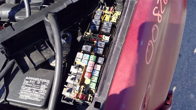 2008 FORD ESCAPE  08 (gasoline) VIN Z (8th Digit) Fuse Box Engine