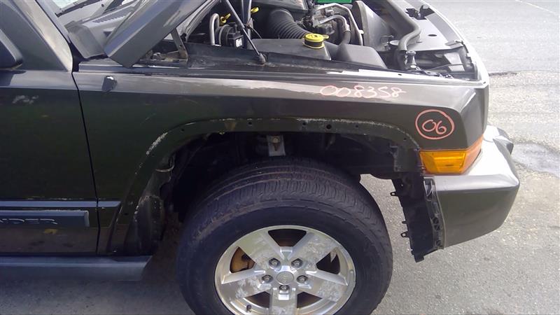 2006 JEEP COMMANDER  06-10 R. Concealed Mounting Bolts Fender