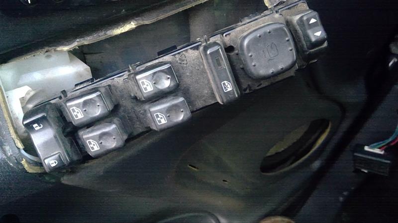 2005 GMC SIERRA 1500 PICKUP  07 Driver's Classic Style (creased Door Skin) Master Single Lock Front Door Switch