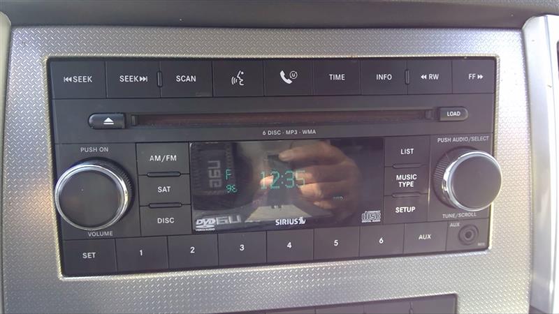 JEEP COMMANDER 2008-2010 AM-FM 6 disc CD-DVD changer (ID REQ