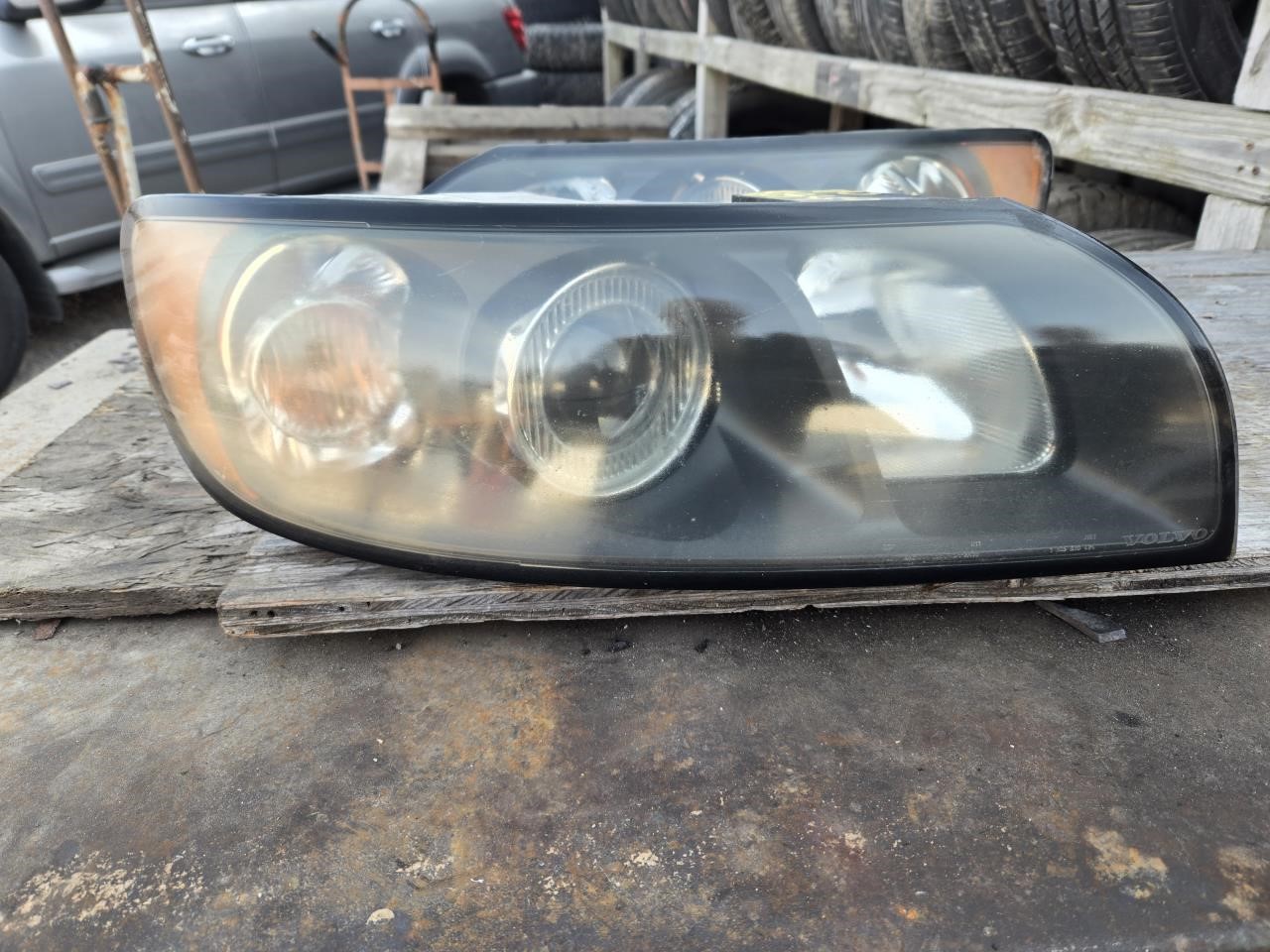 VOLVO 40 SERIES 2004 5 cylinder (VIN MS, 4th and 5th digit), w/o xenon R. Headlight Assembly