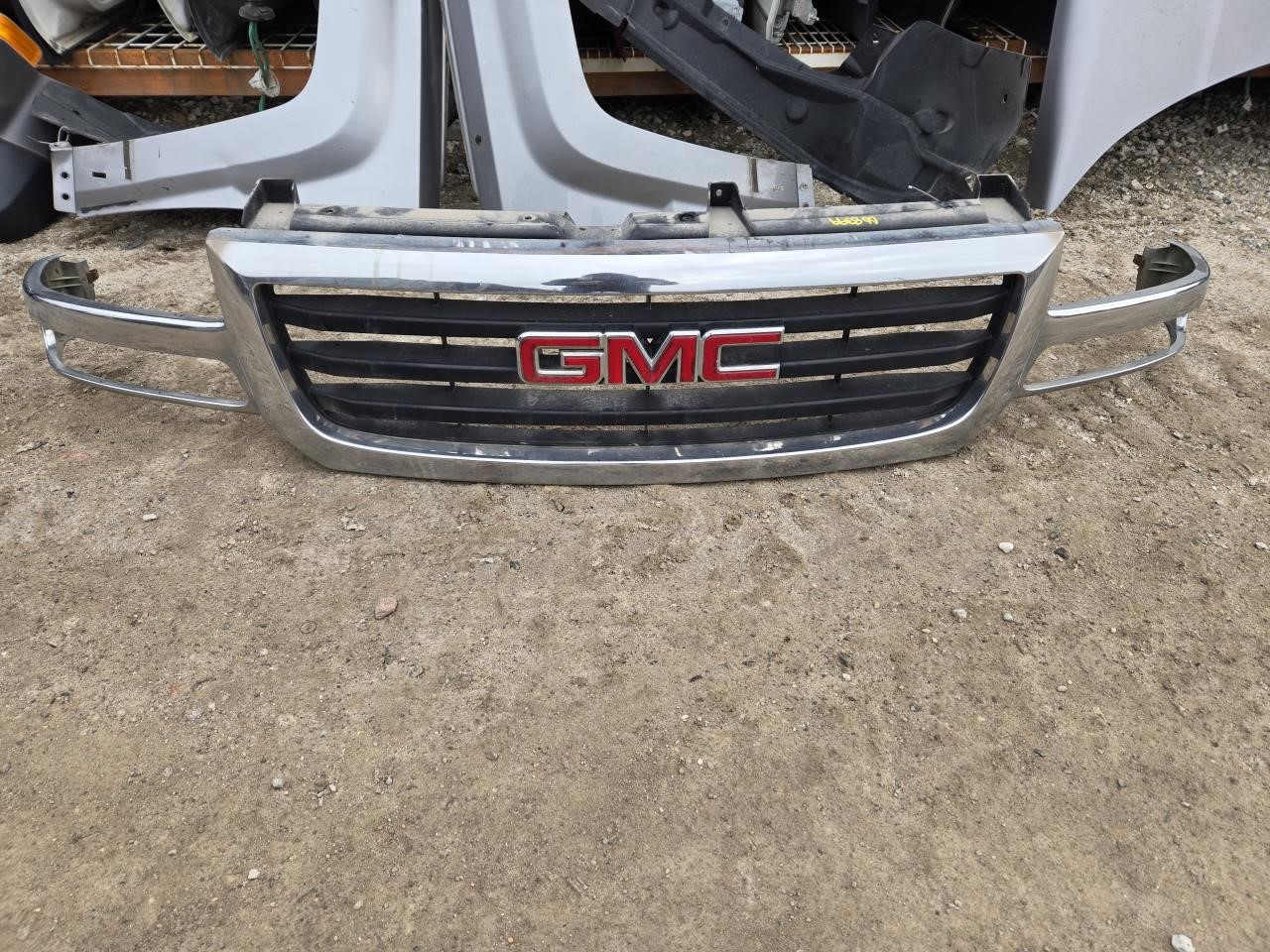 2005 GMC SIERRA 1500 PICKUP  07 Classic Style (creased Door Skin) Chrome Grille