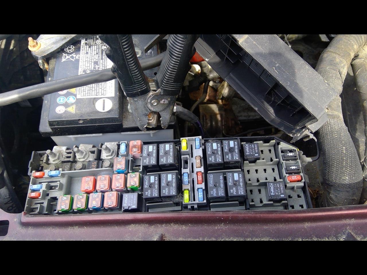 2010 FORD ESCAPE  10 (gasoline) VIN G (8th Digit) W/o Automatic Park Fuse Box Engine
