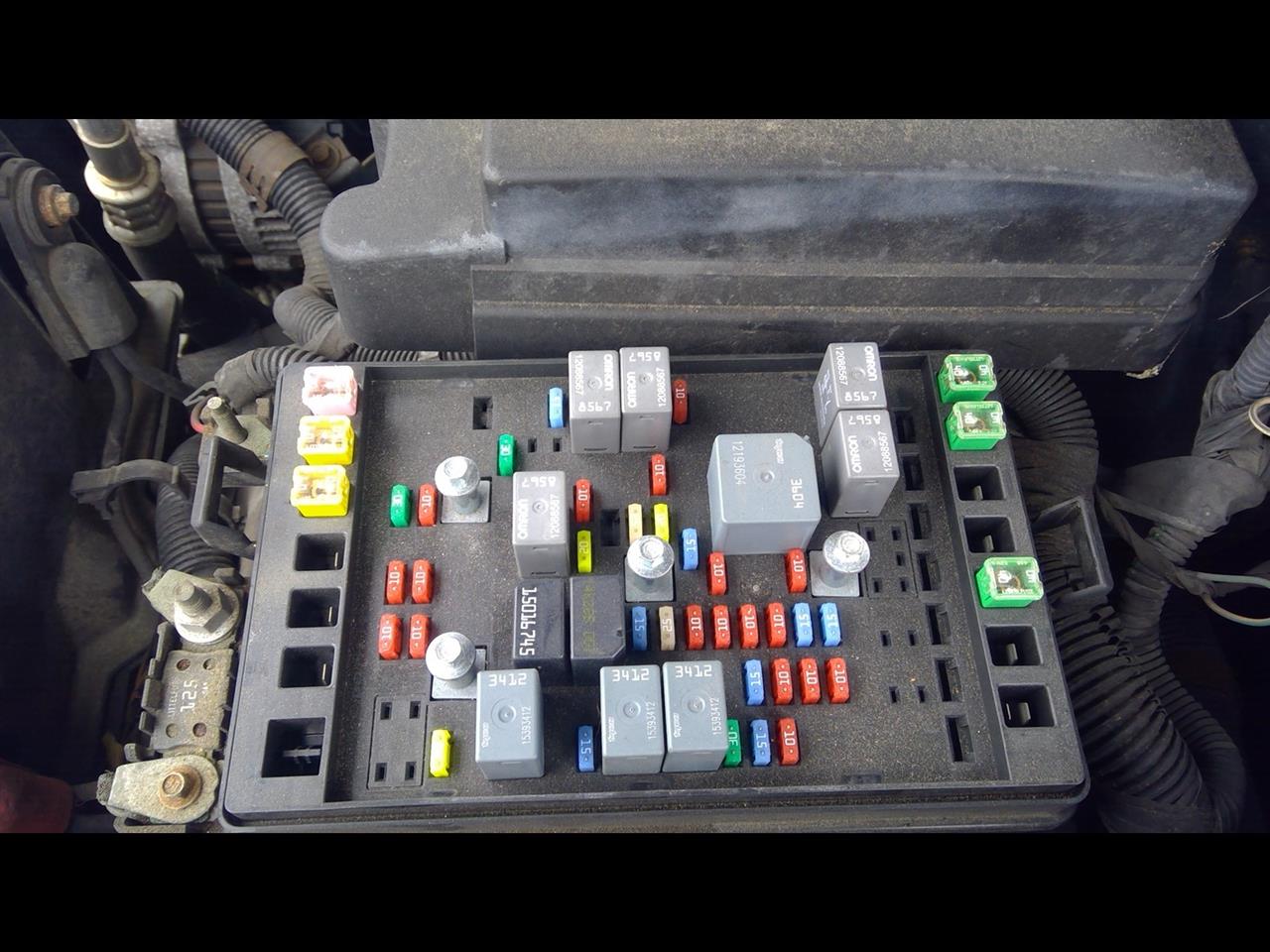 2005 CHEVROLET TRAILBLAZER  EXT 05 4.2L Fuse Box Engine