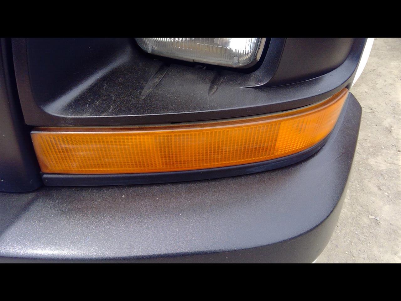 2007 GMC SAVANA 3500 VAN  18-21 (park Lamp-turn Signal) (below Headlamps) L. Front Lamp