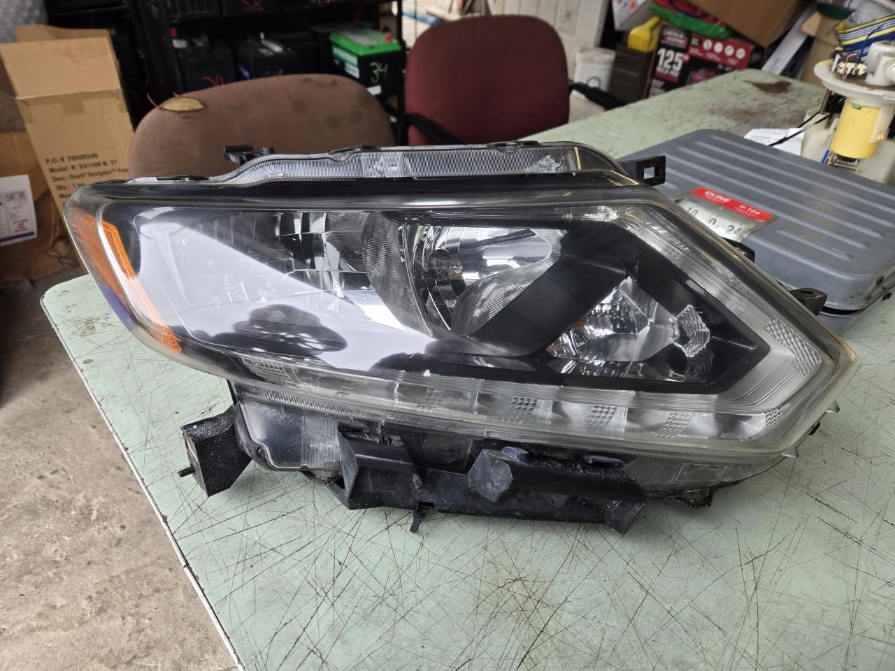 NISSAN ROGUE 2014-2015 VIN 5 (1st digit, USA built), halogen, R. Headlight Assembly