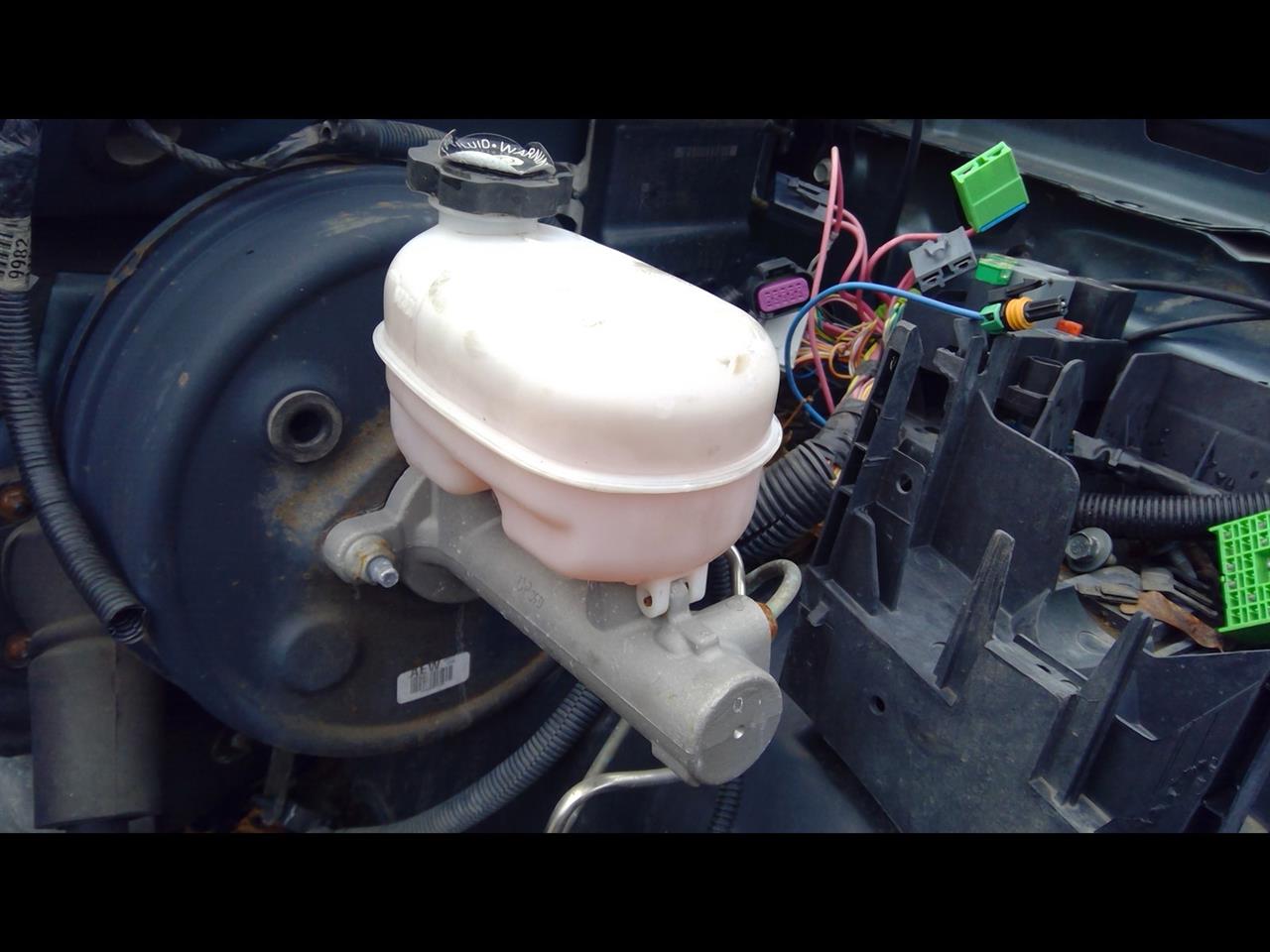 2007 CHEVROLET SILVERADO 1500 PICKUP  07 Classic Style (creased Door Skin) W/o Hybrid Option; Exc. 1500 HD; Brake Opt JF7 Reservoir Held With Roll Pins Brake Master Cylinder