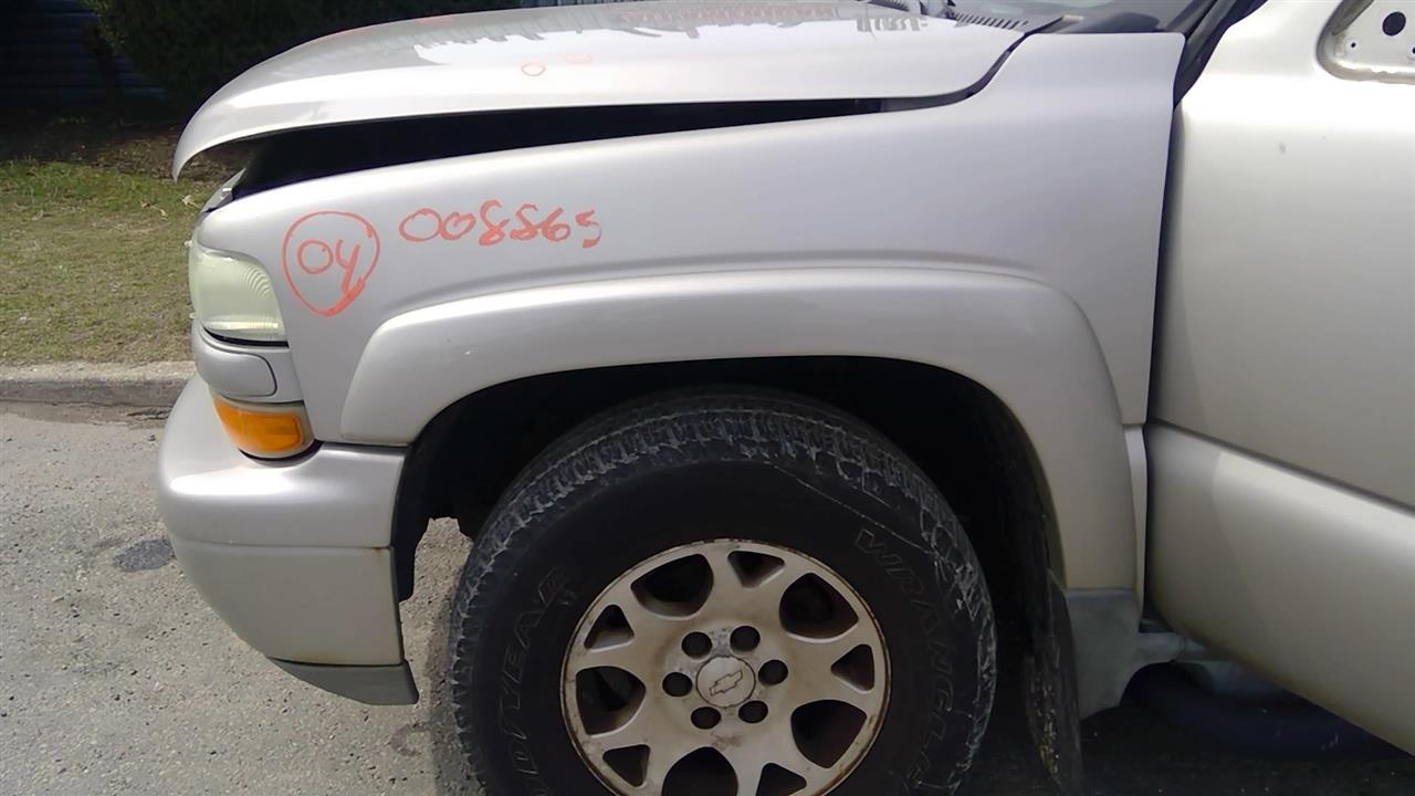 2004 CHEVROLET TAHOE  01-06 W/fender Flare L. Fender