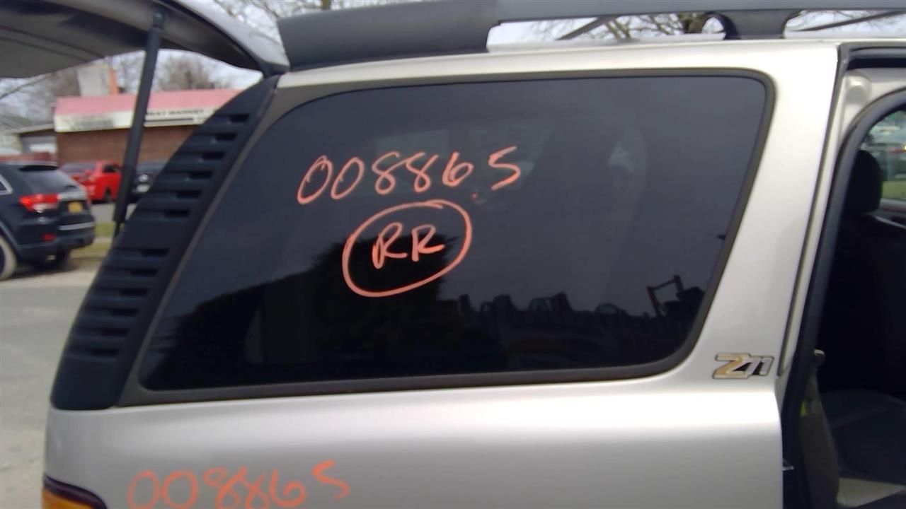 2004 CHEVROLET TAHOE  03-06 W/privacy Tint R. Quarter Glass