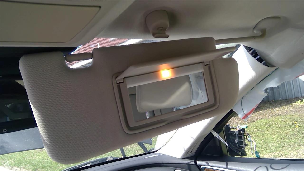 2015 INFINITI INFINITI Q50  14-19 (illuminated) R. Sun Visor